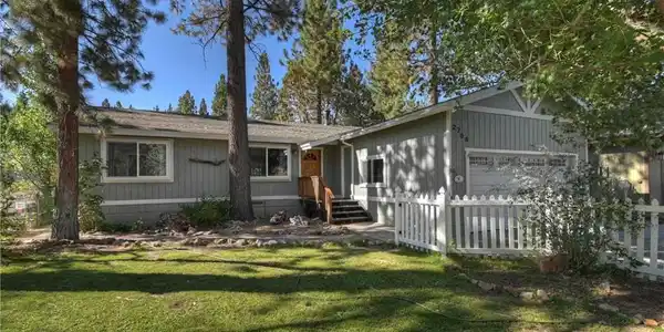 2208 Manzanita Lane