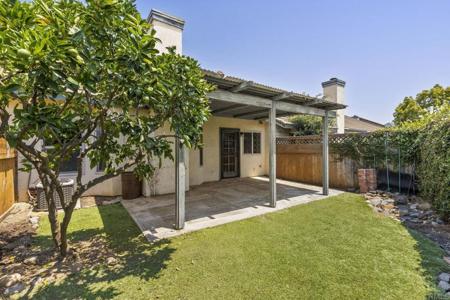 2425 Hawthorn Glen