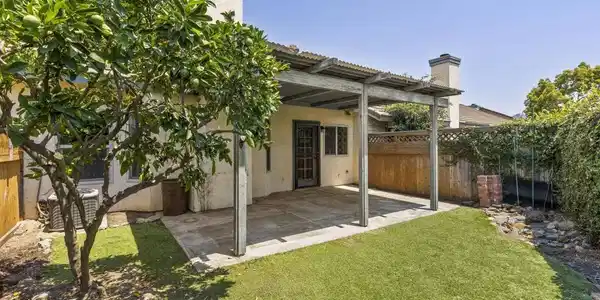 2425 Hawthorn Glen