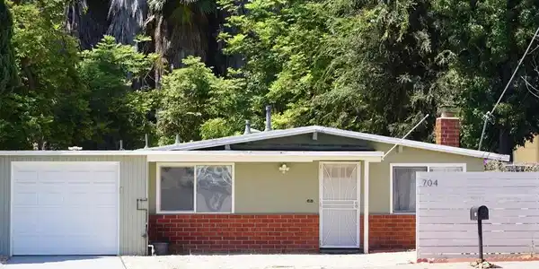704 Galopago St.