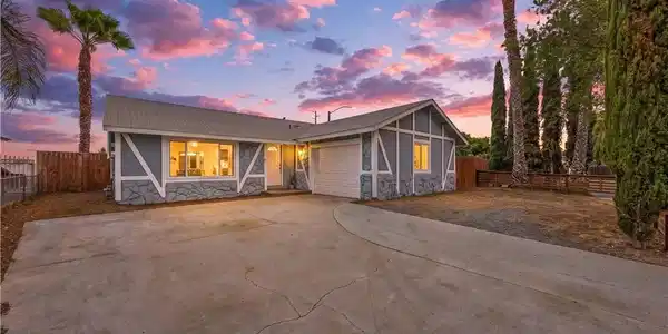 560 W Los Angeles Drive