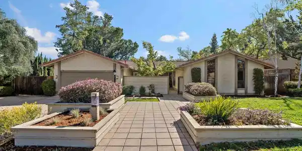 222 Casitas Bulevar