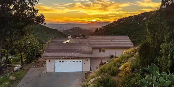 2792 LA CRESTA RD