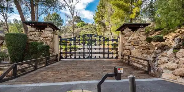 24931 THOUSAND PEAKS Road