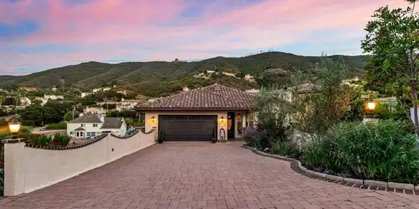 1124 Kathleen Drive