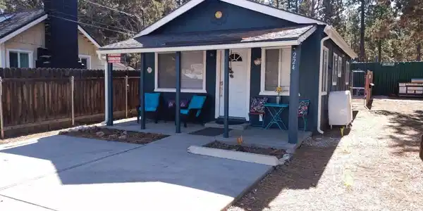 220 Mountain View Bl