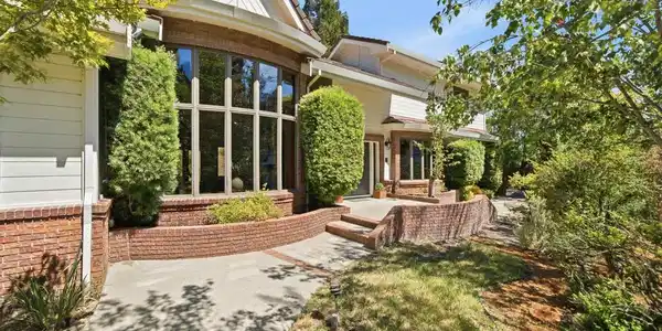 3265 Greenhills Dr