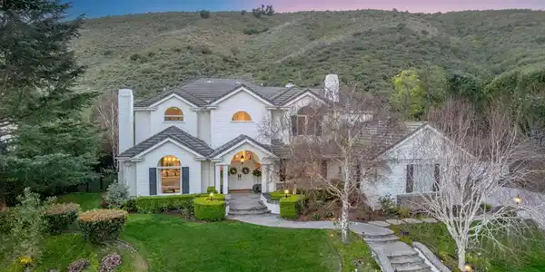 3886 Cresthaven Drive