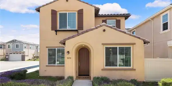 5572 Valencia Dr