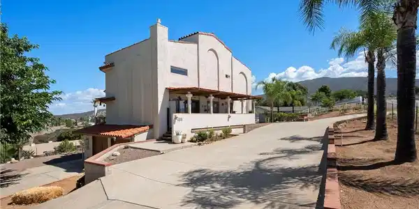 2638 W Victoria Drive