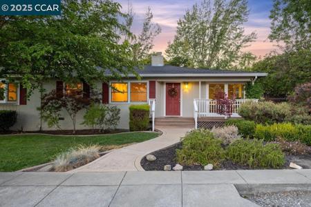 41 Iris Ln