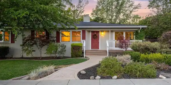 41 Iris Ln