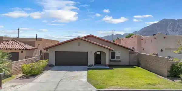 52300 Avenida Herrera