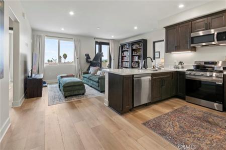 402 W Grand Ave