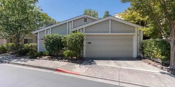 359 Kinross Dr