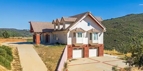 2101 Coulter Ln Lane