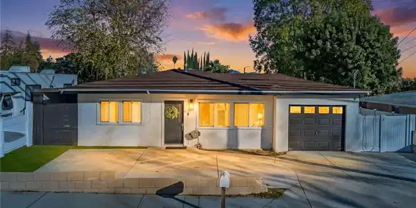 6833 Carnelian
