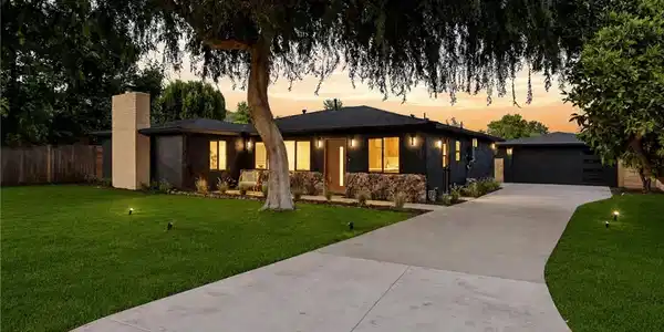 210 N Lomita