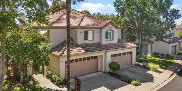 1054 Vista Pointe Cir