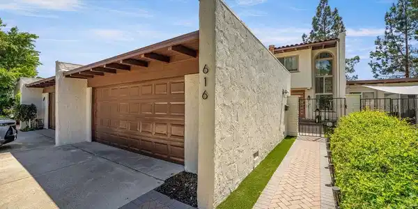 616 Knollview Lane