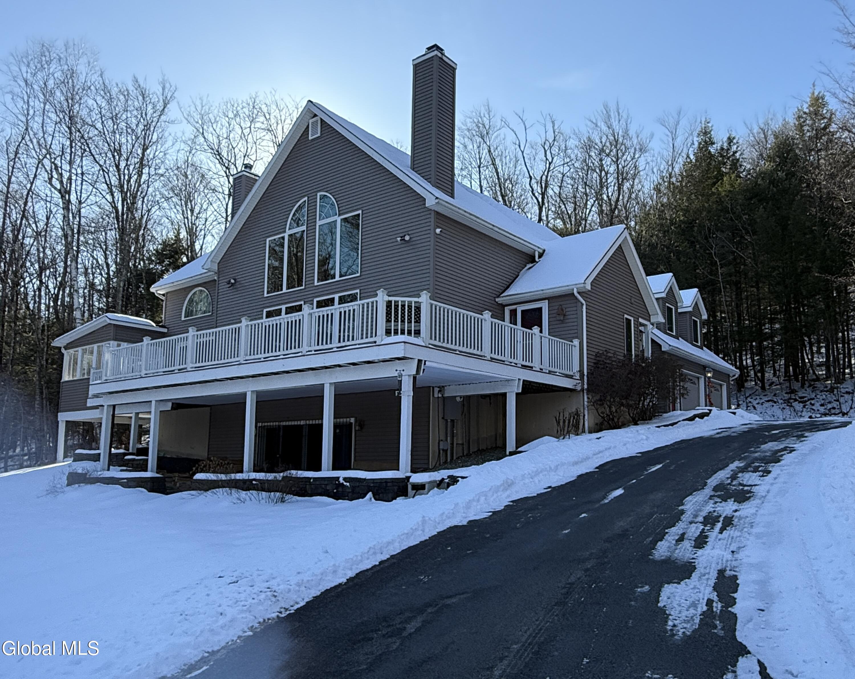 Image 3: Winter view of the house