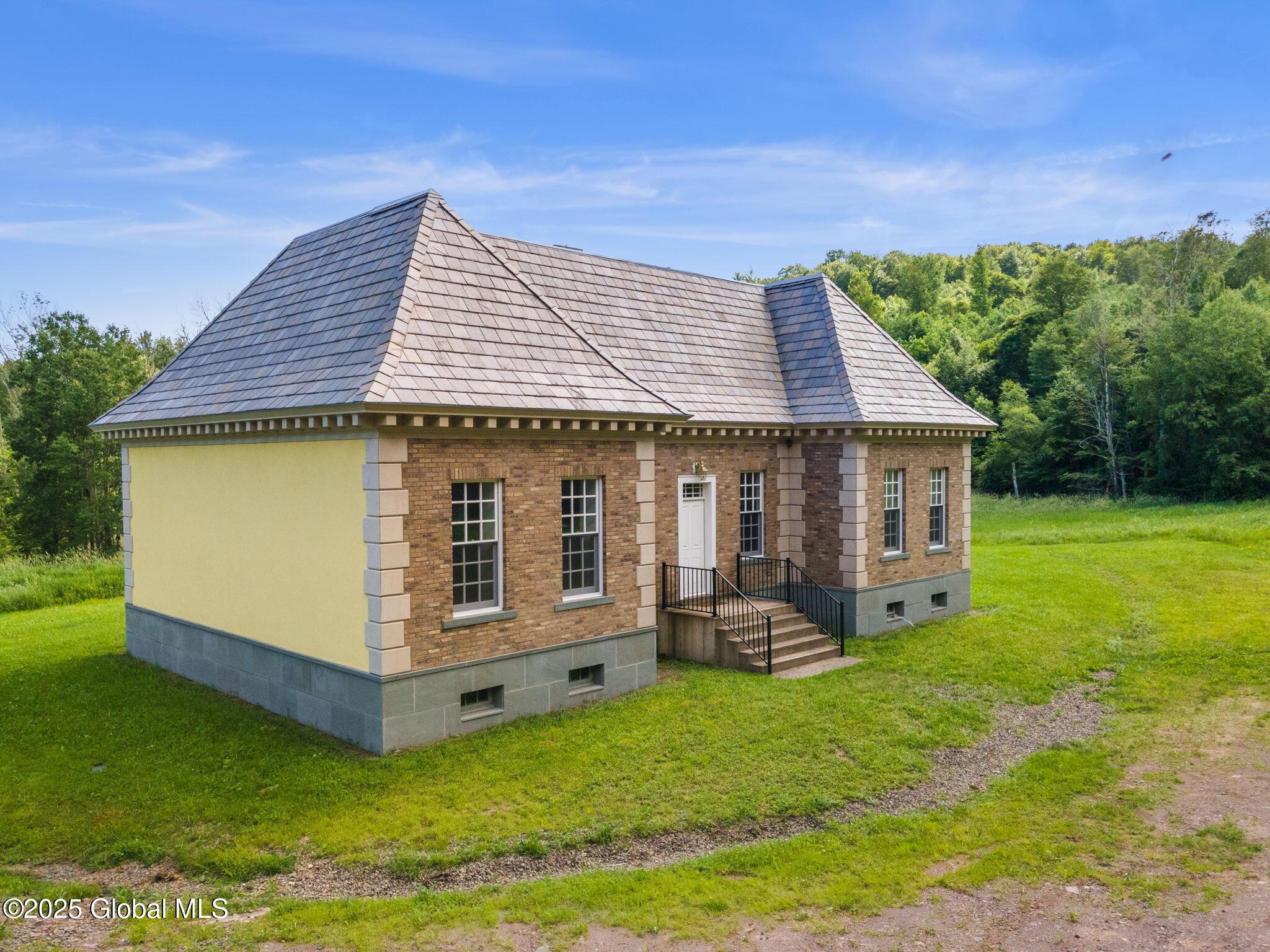 Image 1: 3-410JonesHillRd_03