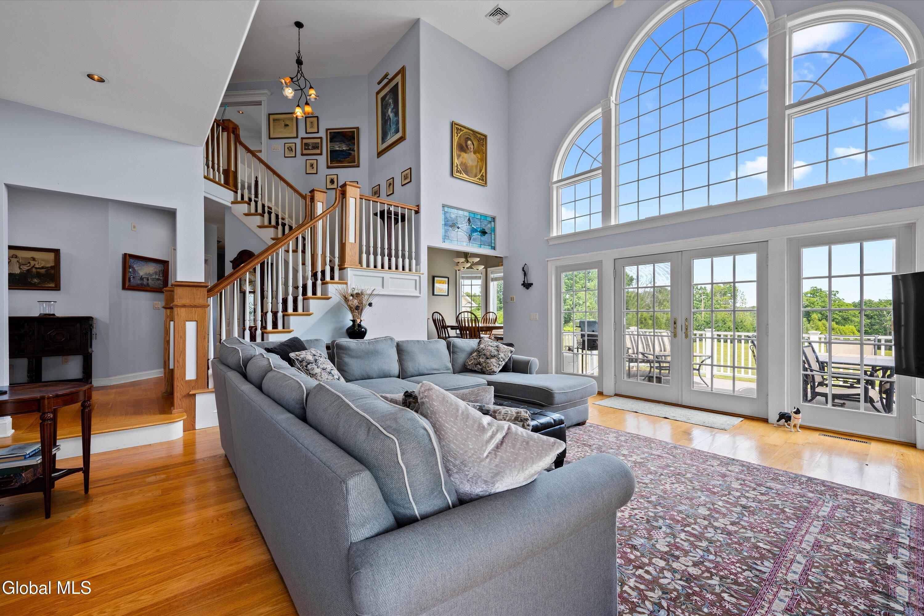 Image 4: Living Room