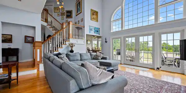 Image 4: Living Room