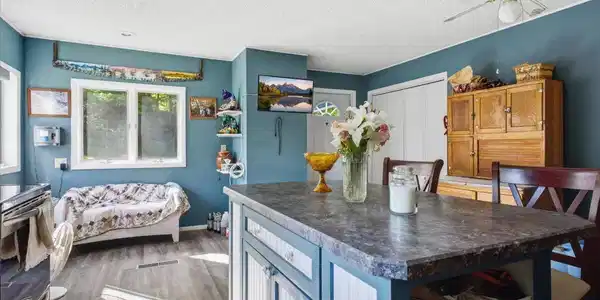 Image 4: Kitchen