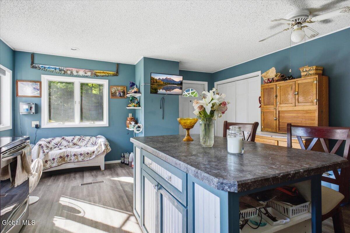 Image 4: Kitchen
