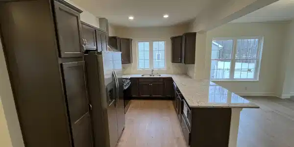 Image 4: Kitchen