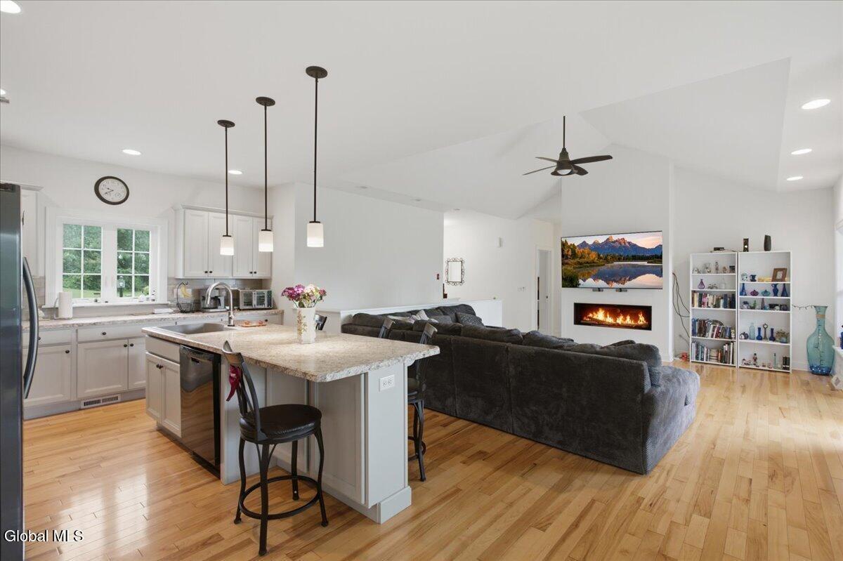 Image 3: Kitchen - Living Room