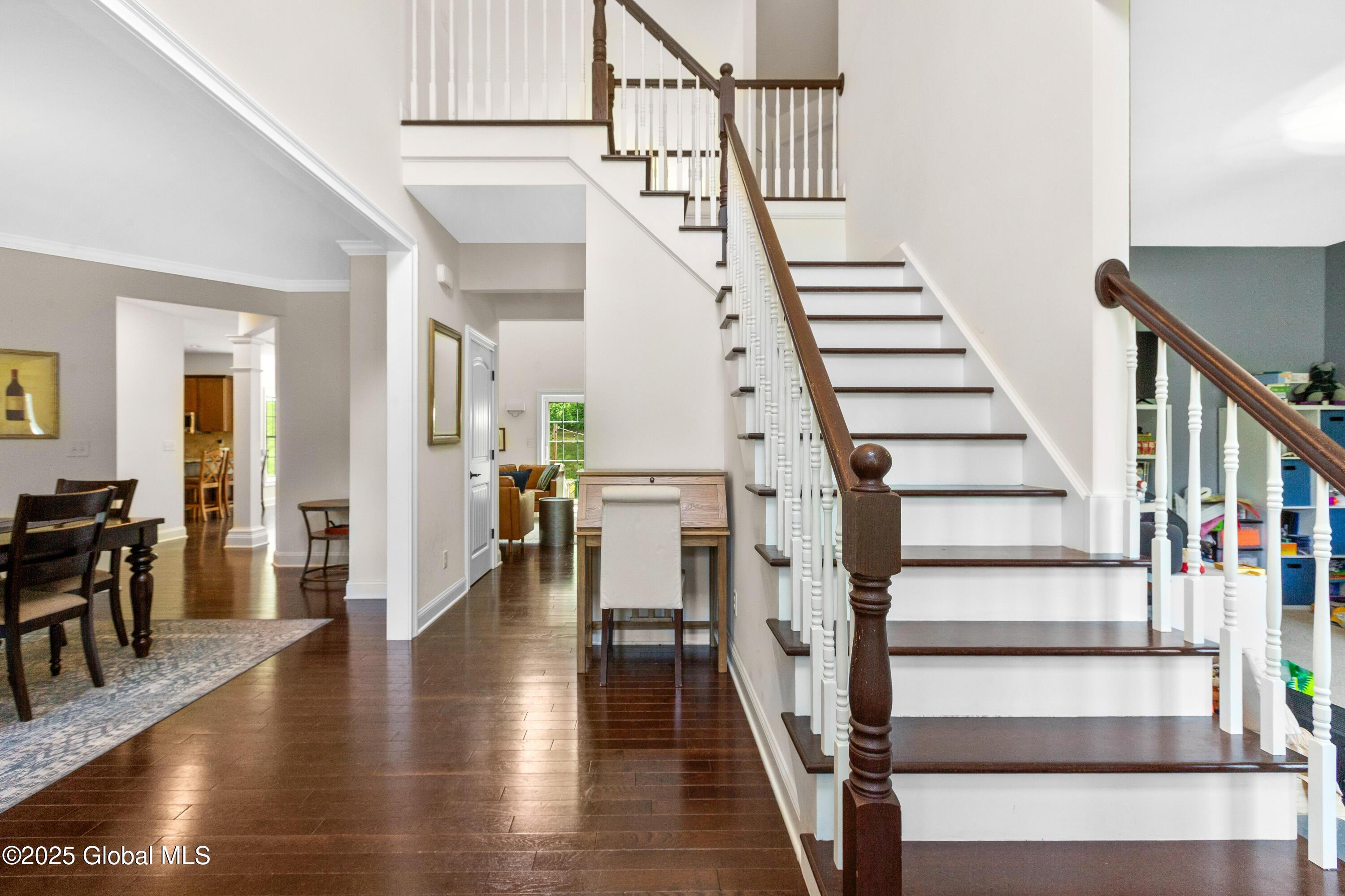 Image 4: Foyer (1)