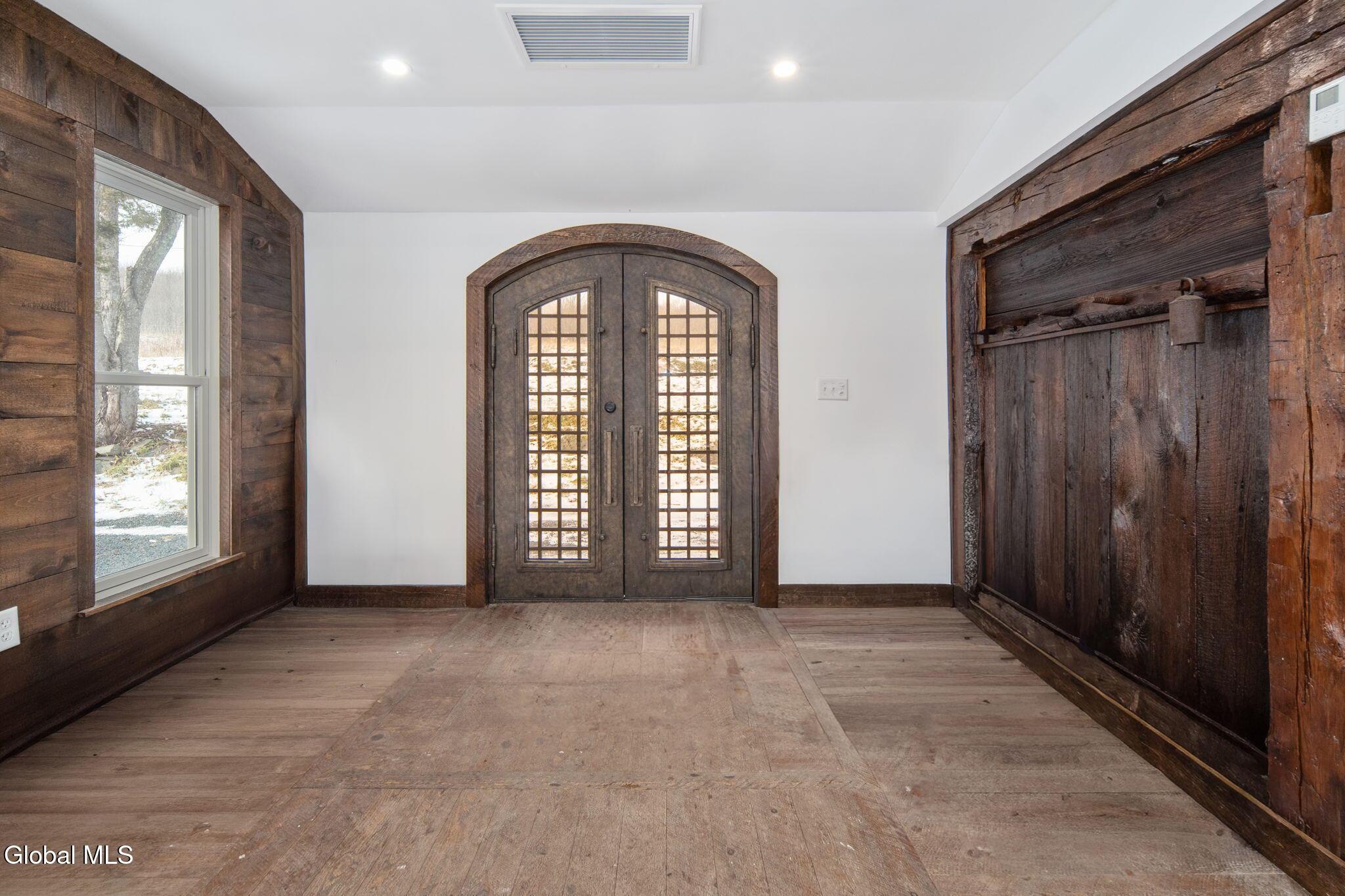 Image 2: 6-320MerchantRd_06