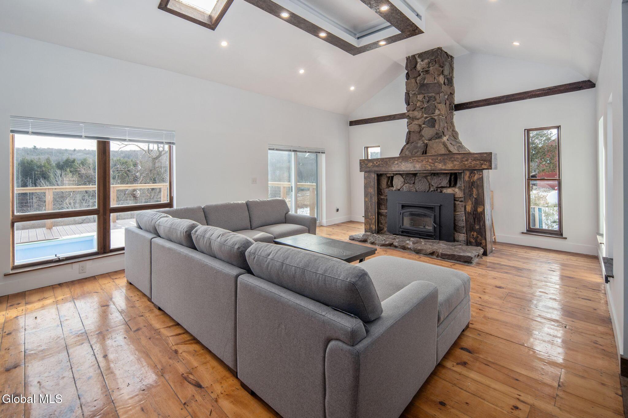 Image 4: 7-320MerchantRd_07