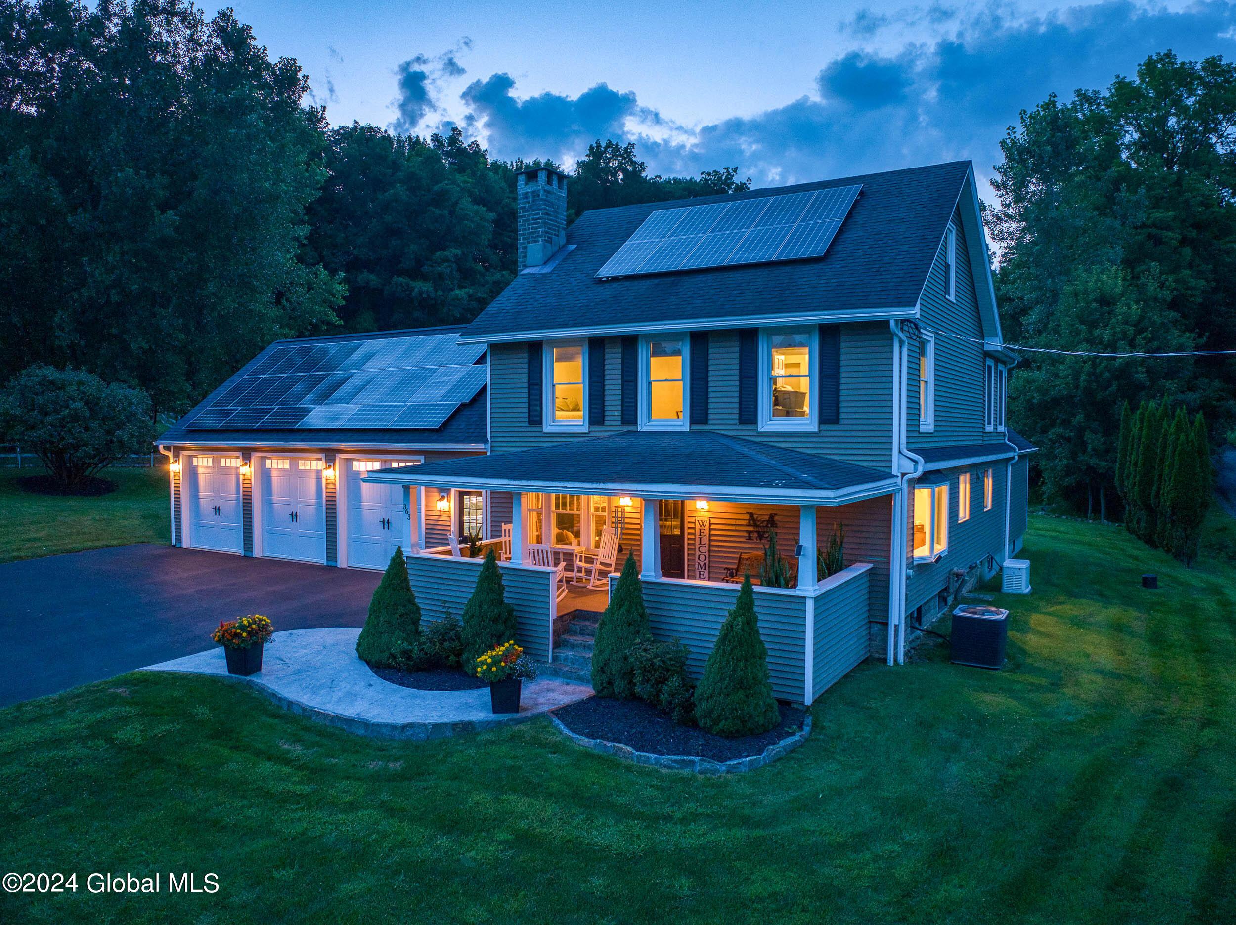 Image 4: Twilight house 2