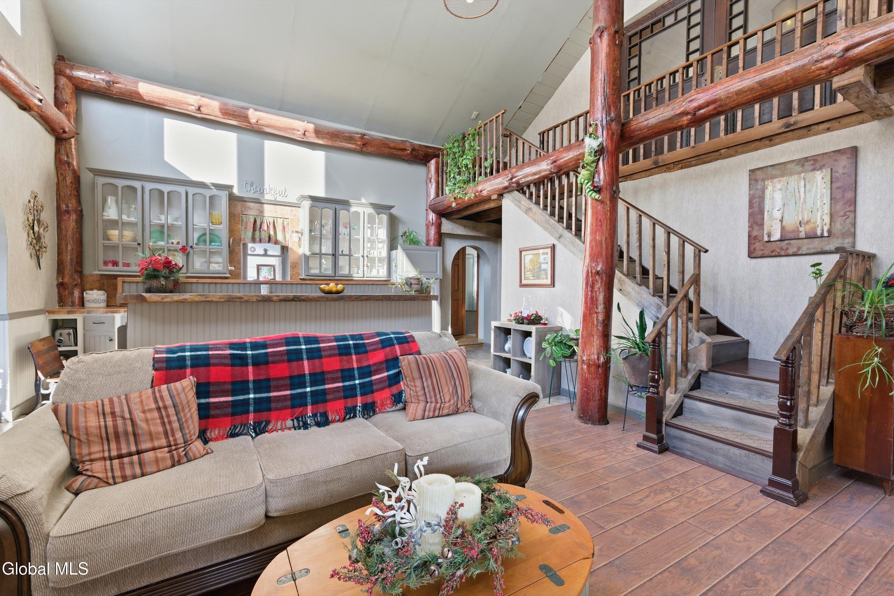 Image 4: Living Room