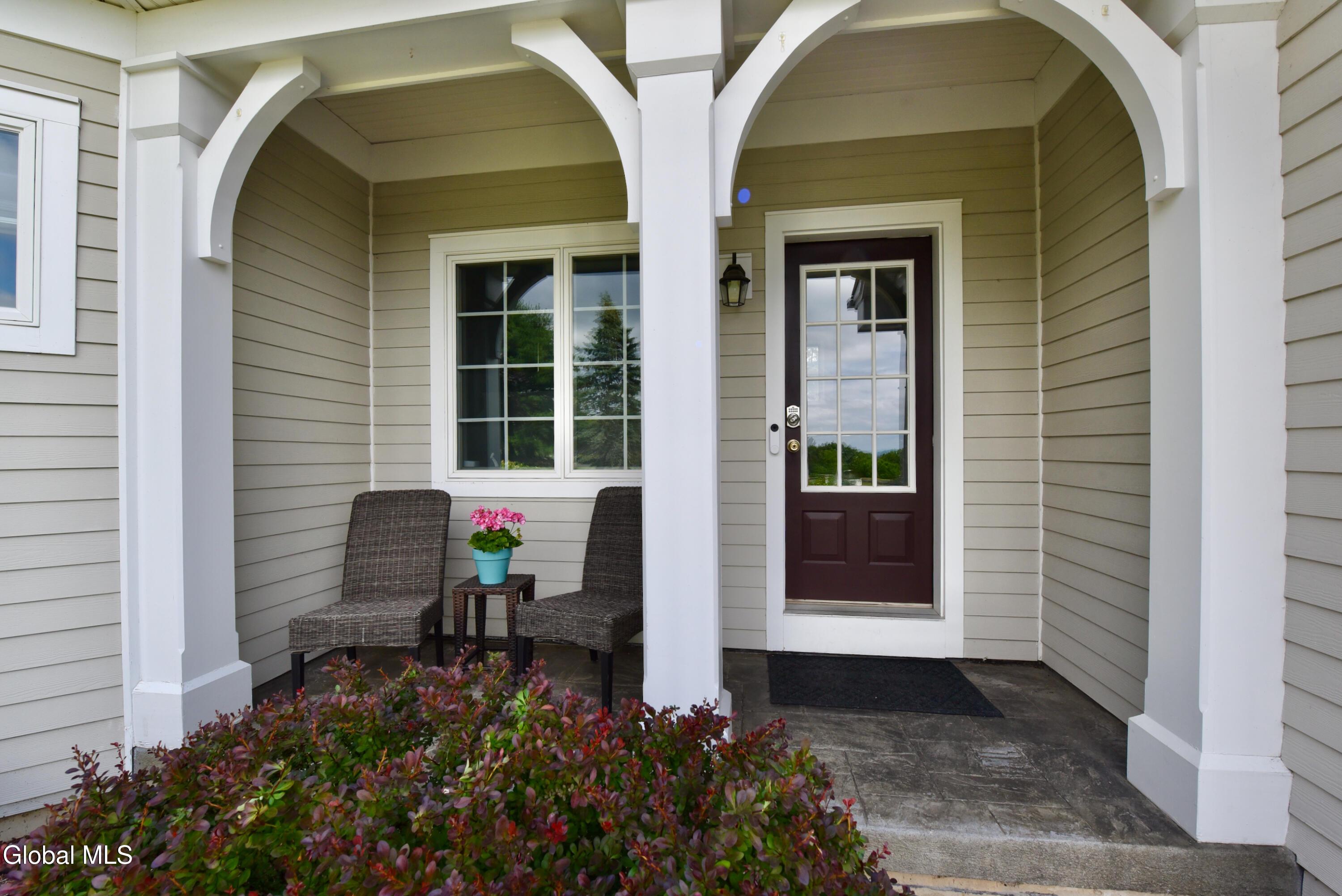 Image 4: side entrance
