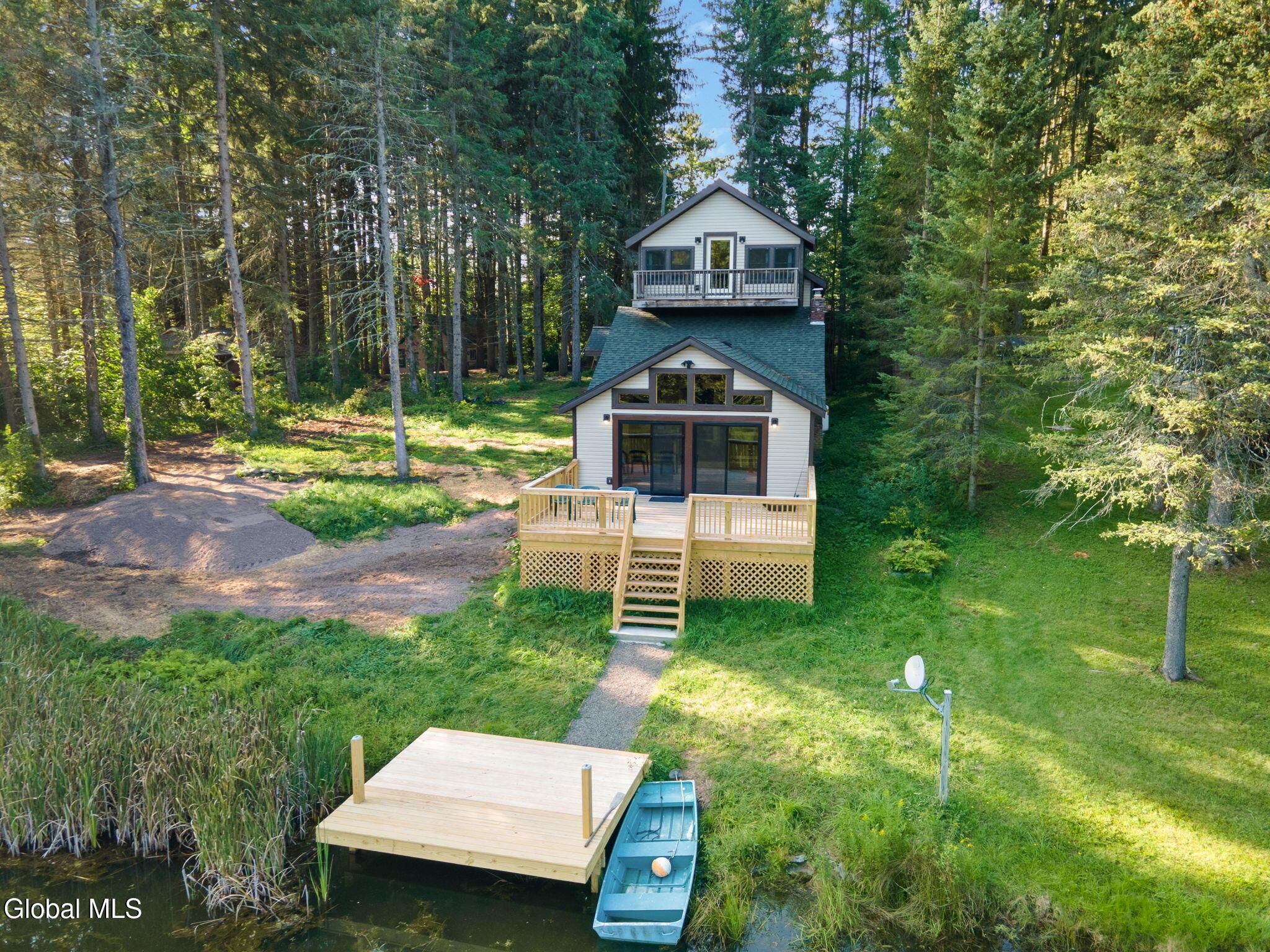 Image 2: Lakefront beauty