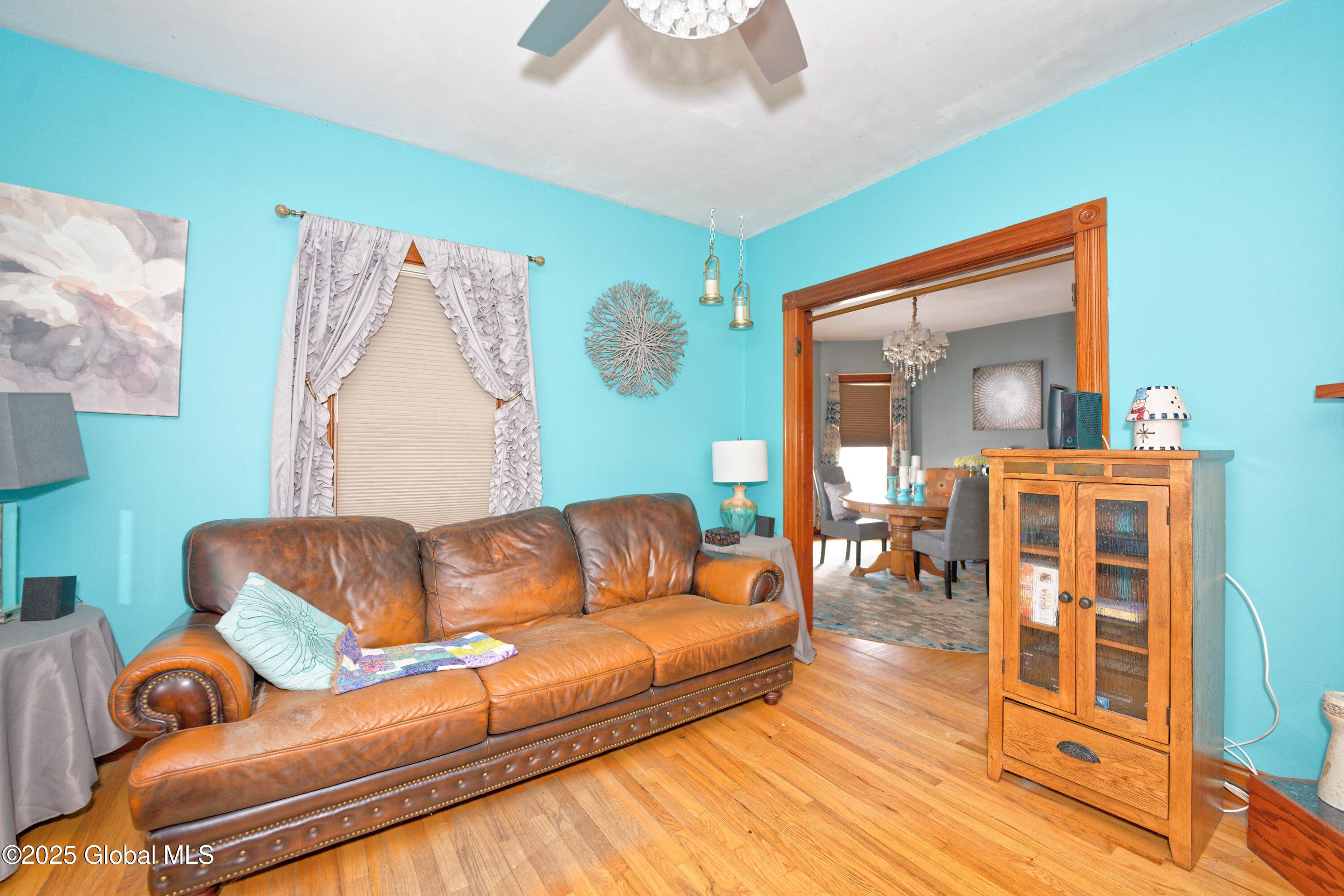 Image 2: 1 Livingroom 1