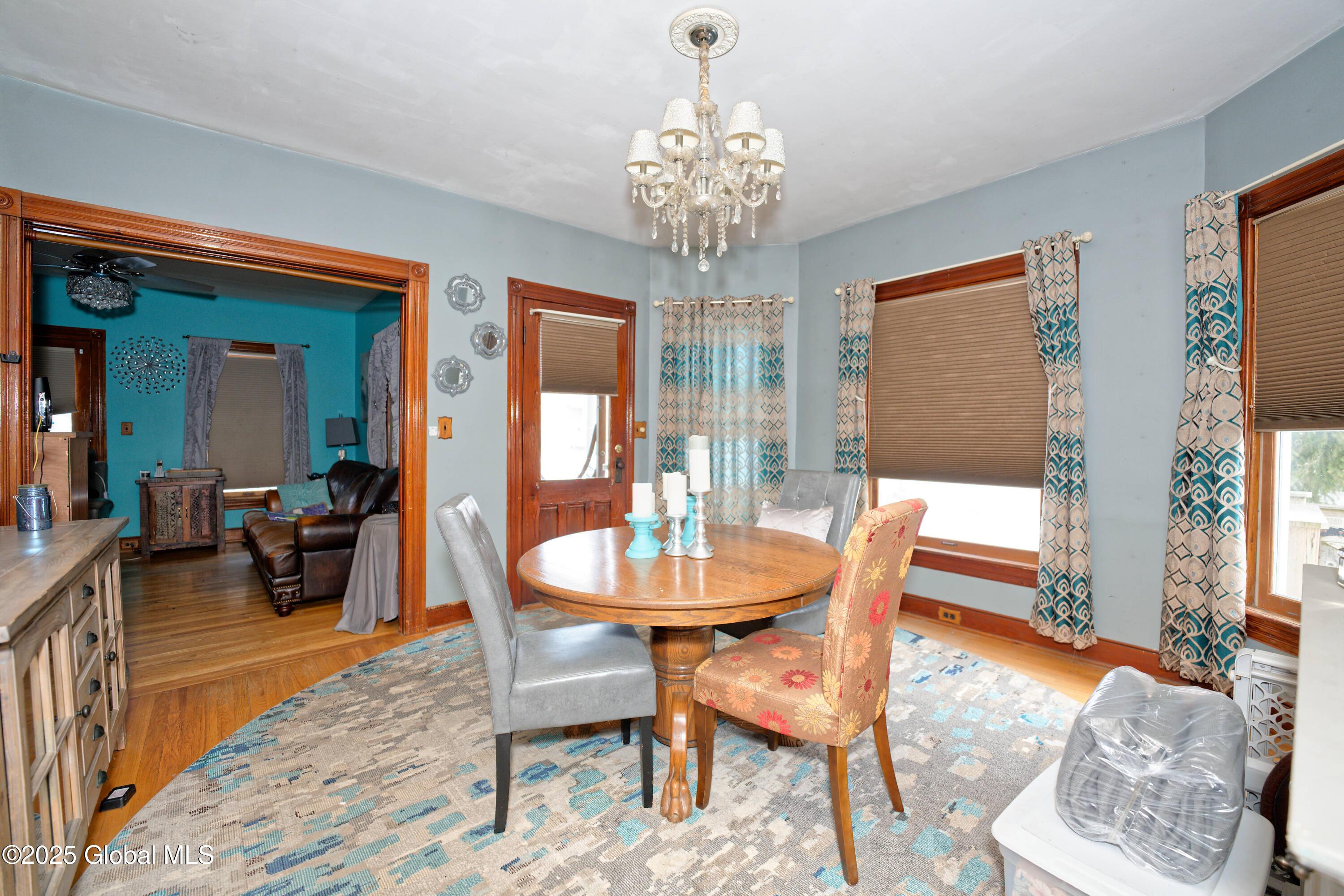 Image 3: 2 Diningroom 1