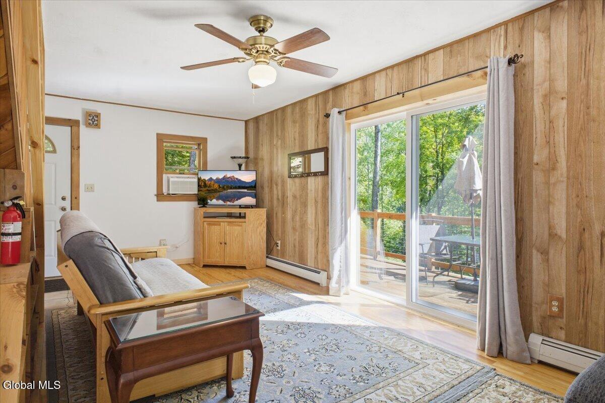 Image 4: Living Room