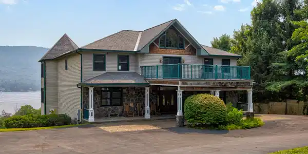 2988 Lakeshore Drive