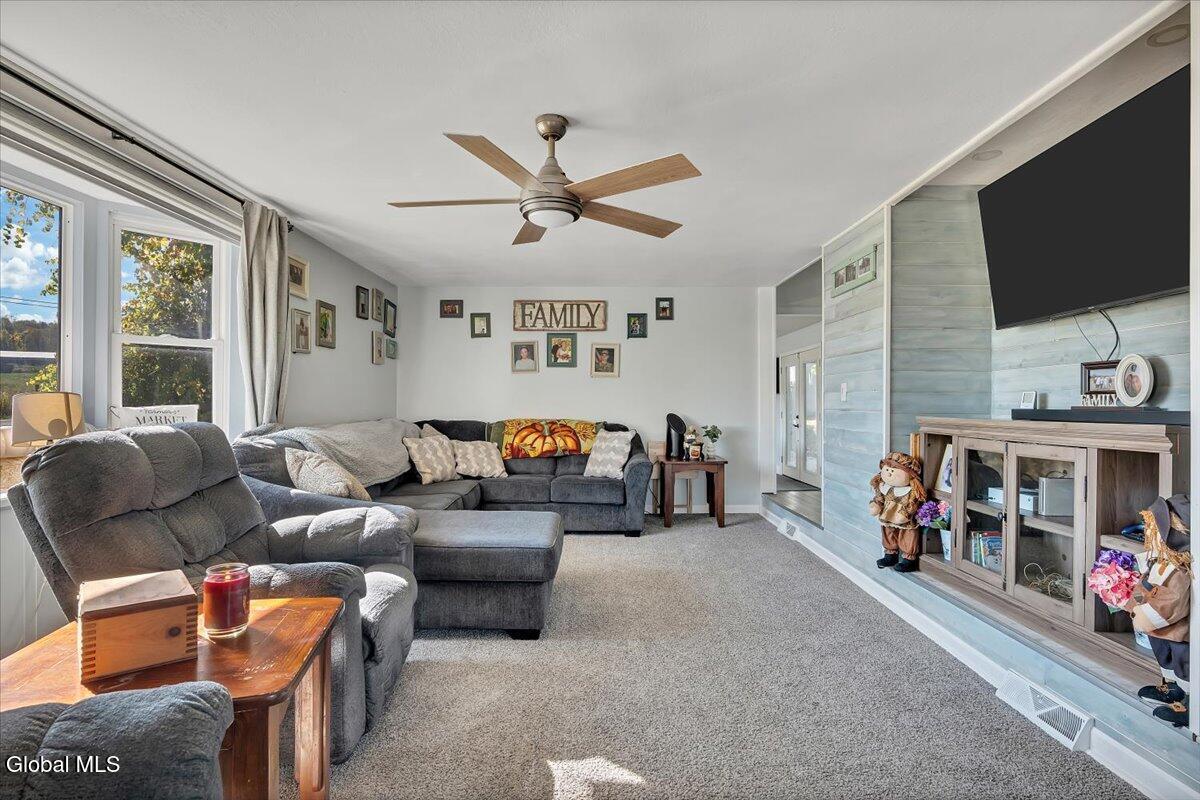 Image 2: 11-P1581409