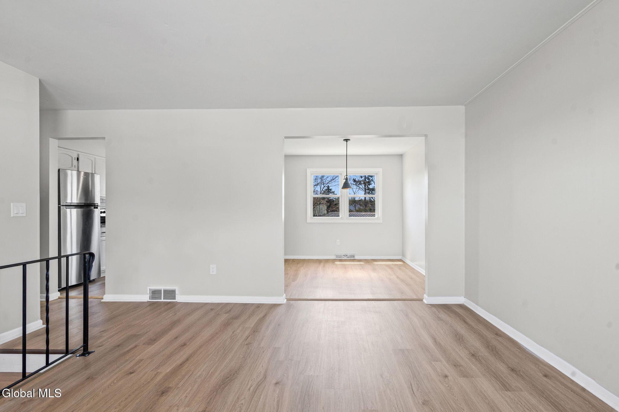 Image 3: 28-web-or-mls-2-avery-ave