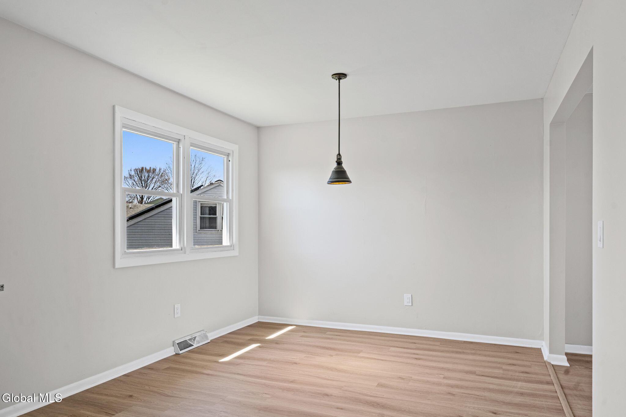 Image 4: 33-web-or-mls-2-avery-ave