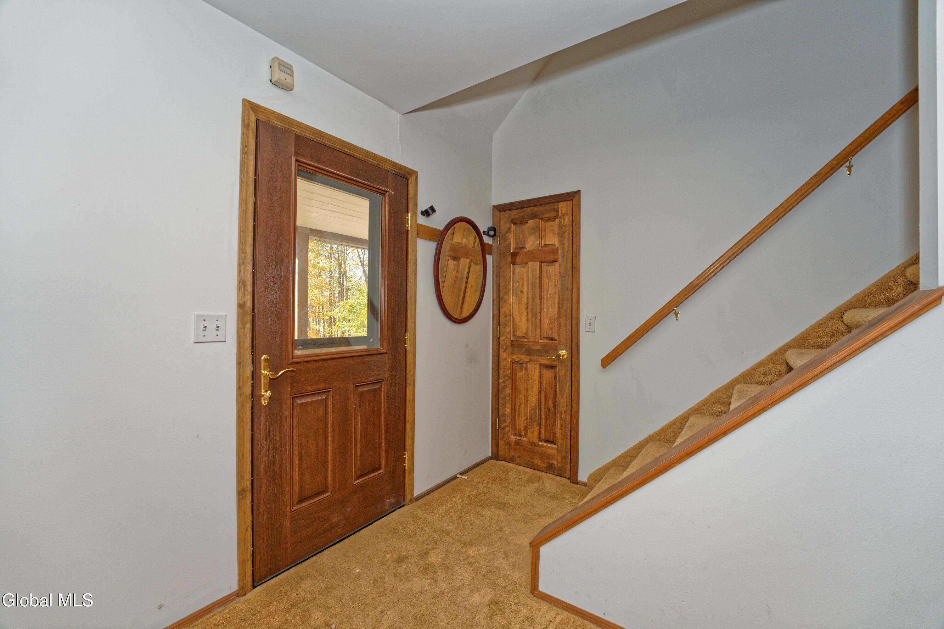 Image 4: 1 Entryway