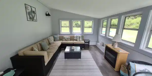 Image 3: Sun room