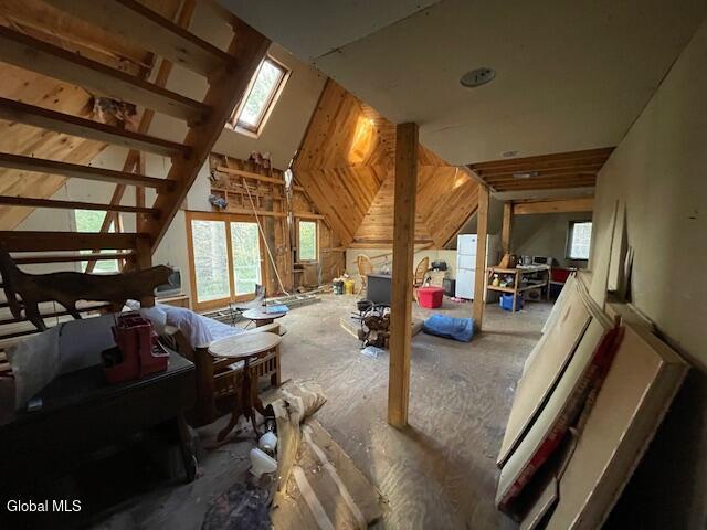Image 3: interior