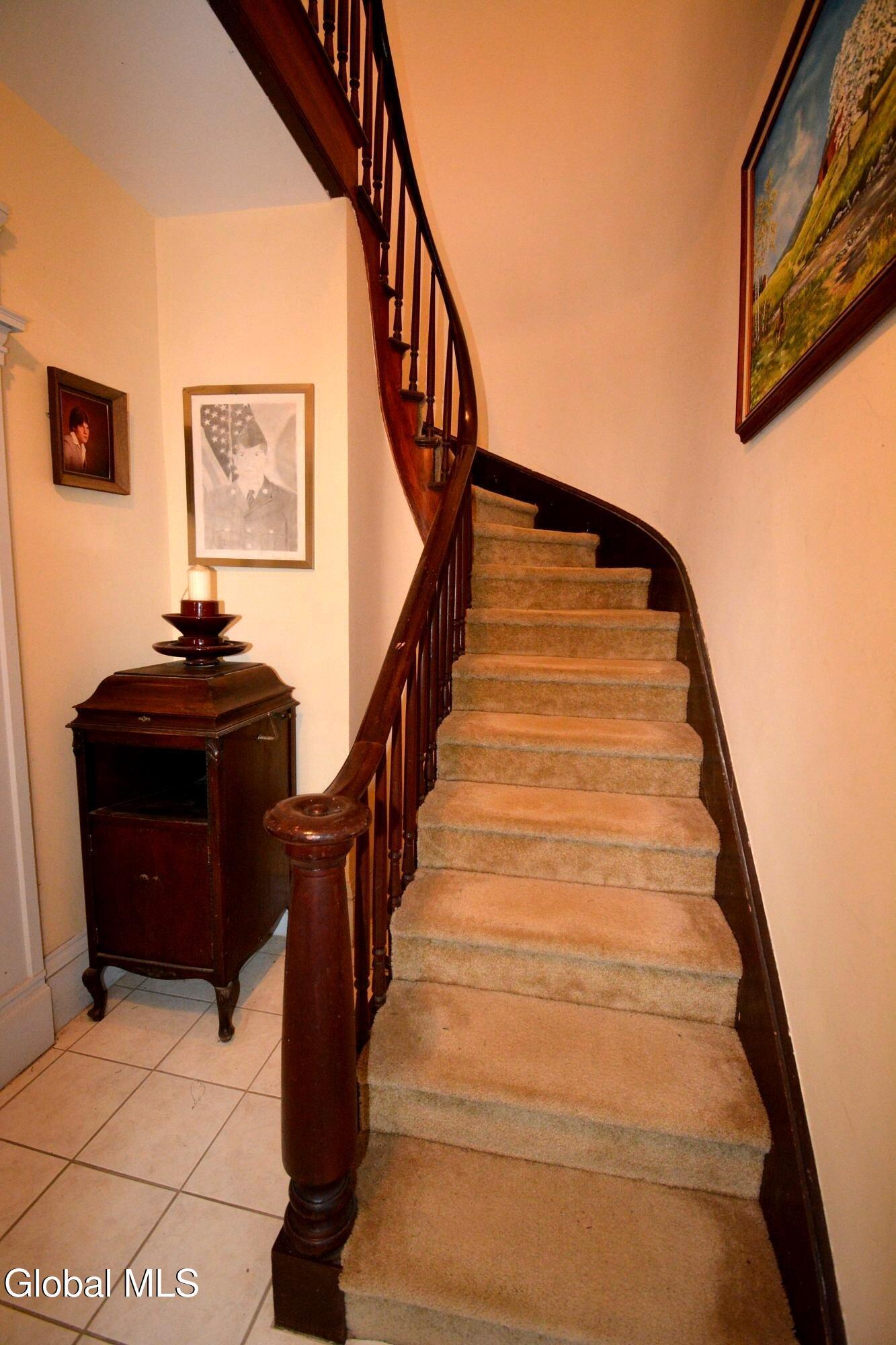 Image 3: 03_grand_staircase
